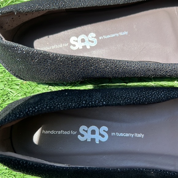 Black SAS flats. 9.5 M. Run narrow. Black shiny pebbled surface. Made in Italy. - Picture 5 of 9